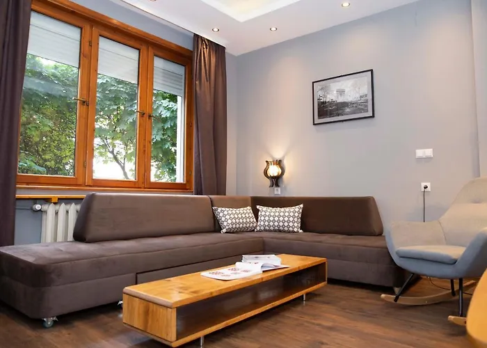 Central Sofia 3-Bedroom Apartment - Urban Art Gallery - Free Parking!
